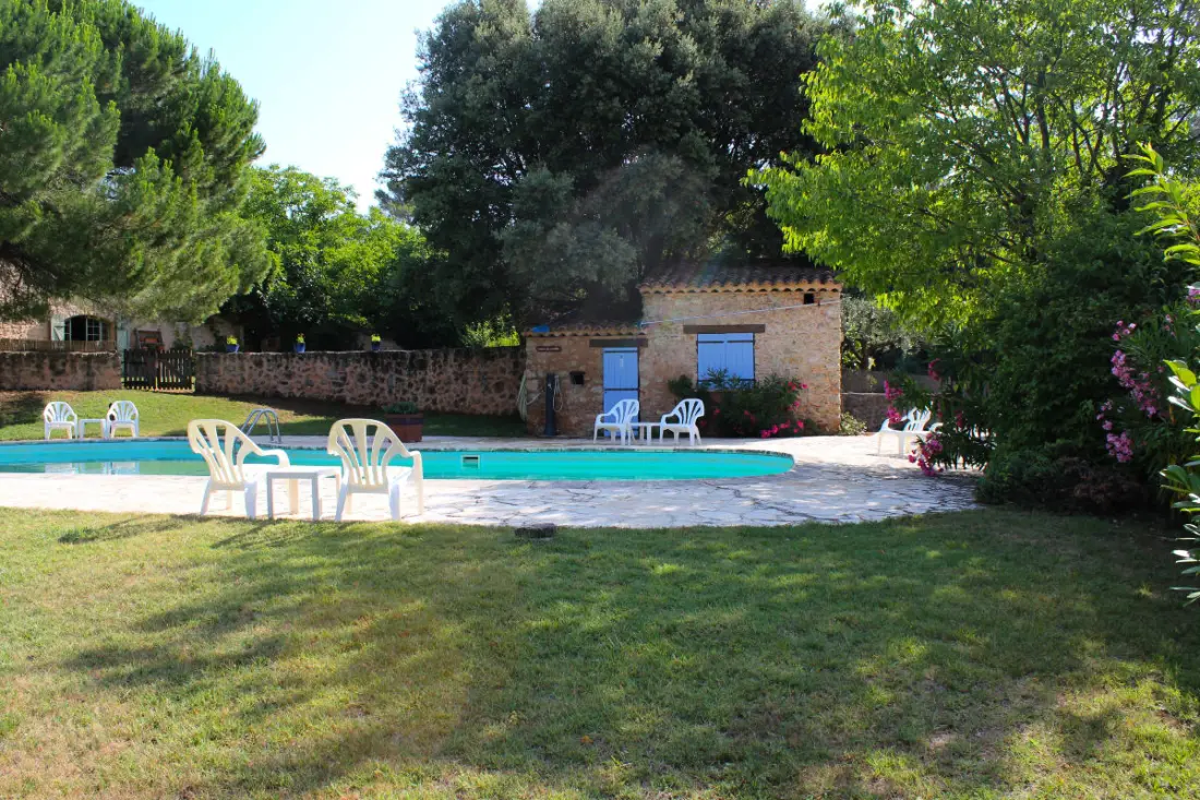 L'oubradou, Mas De Charme, Piscine Partagée En Provence, Nature Et Calme
