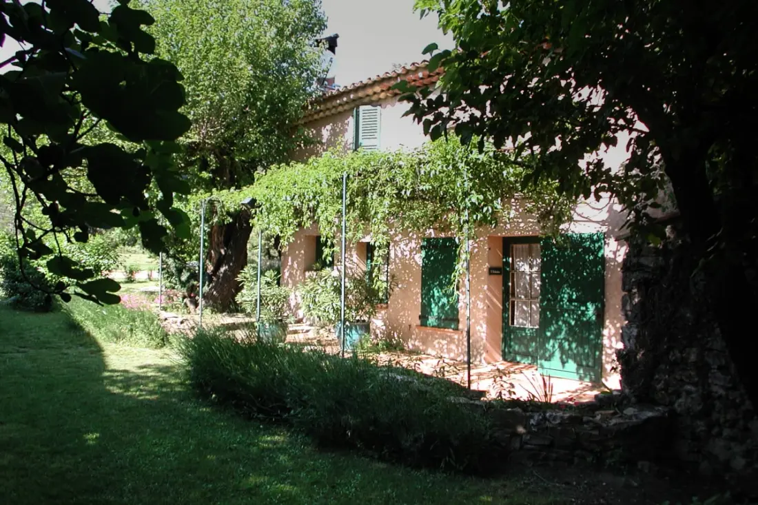 L'oubradou, Mas De Charme, Piscine Partagée En Provence, Nature Et Calme
