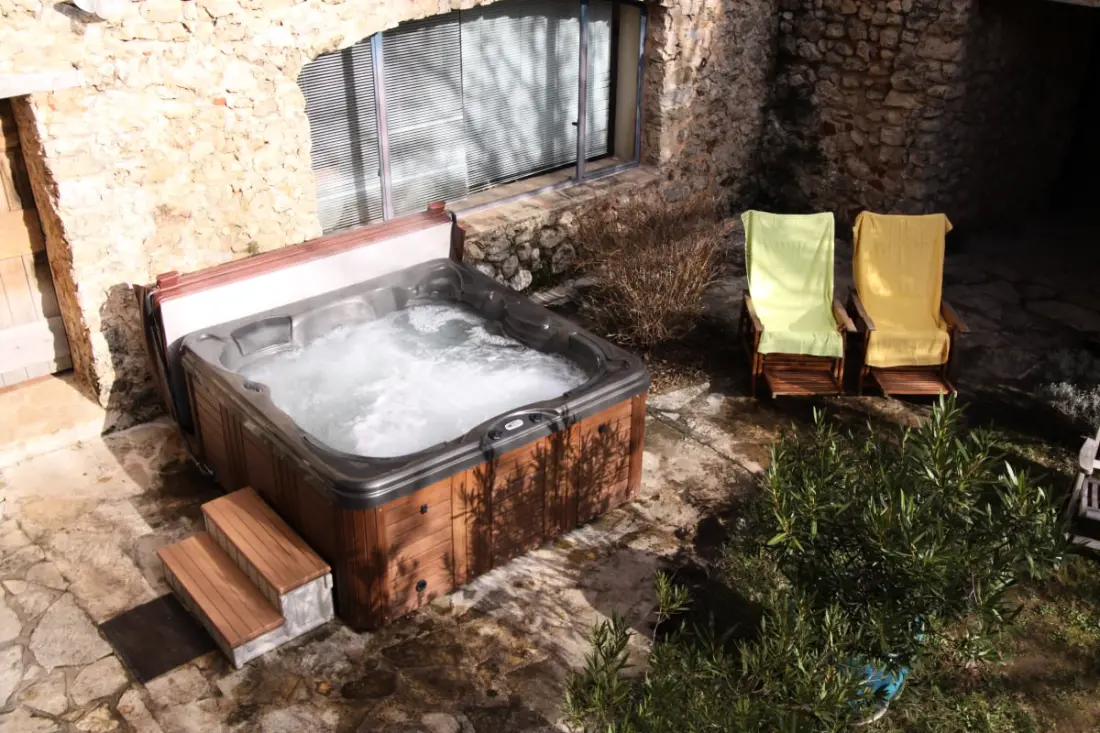 Lou Penequet, Mas Typique Avec Piscine En Provence, Nature, Calme