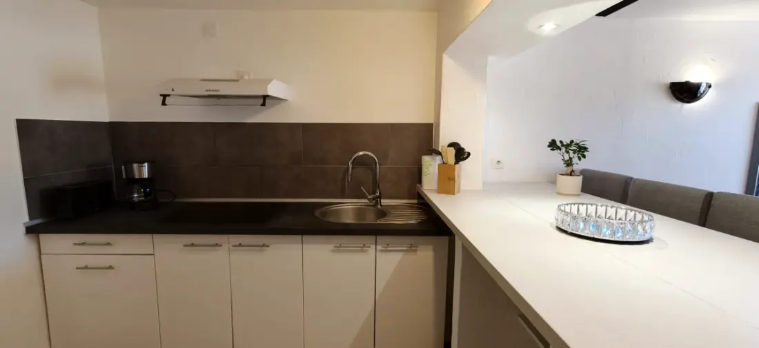 Appartement Rénové Avec Parking Au Cœur De Fréjus