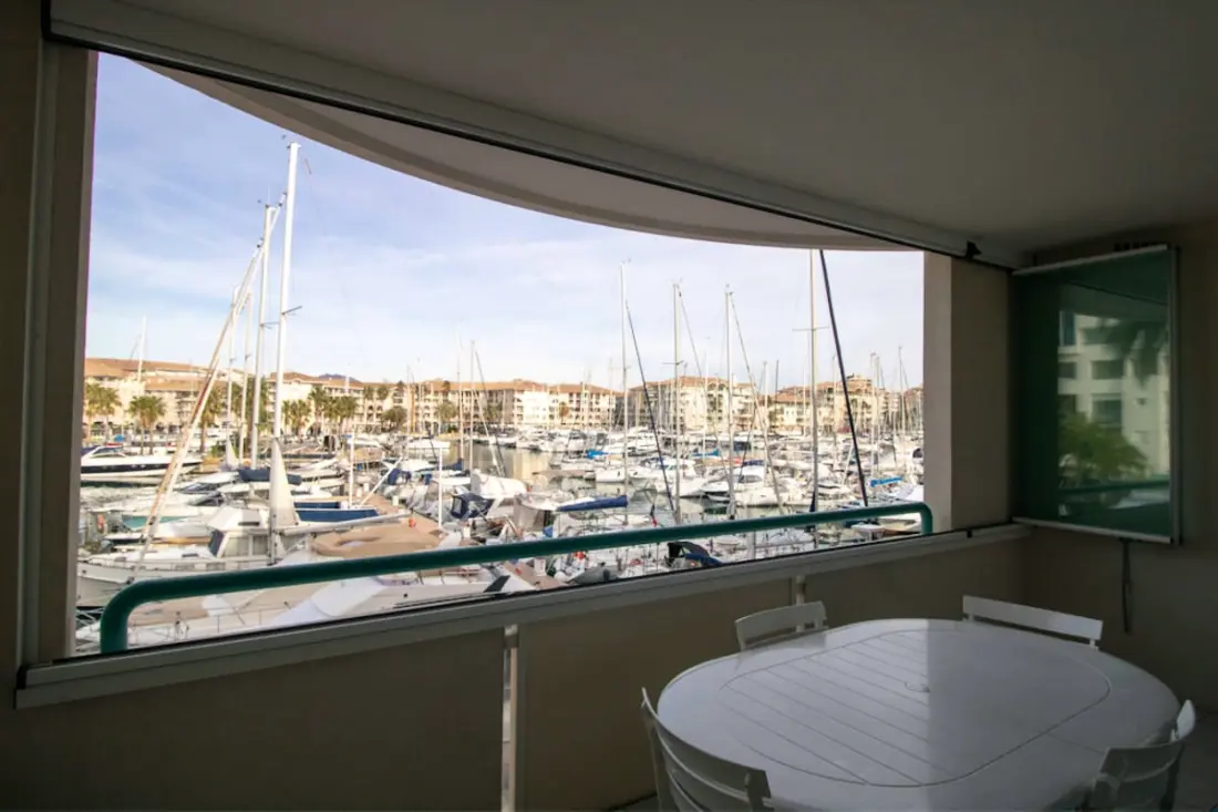 Appartement Avec Balcon Et Vue Sur Le Port.