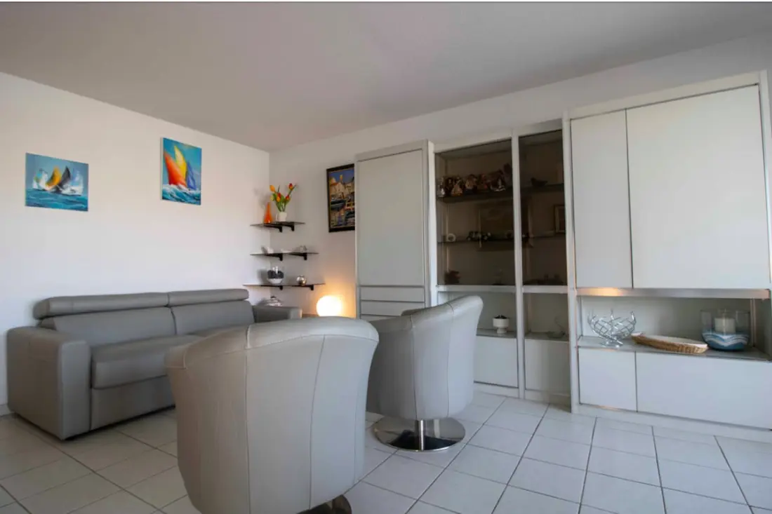 Appartement Avec Balcon Et Vue Sur Le Port.