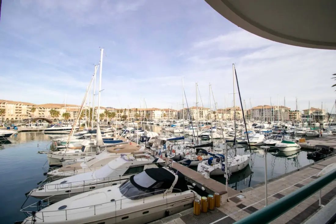 Appartement Avec Balcon Et Vue Sur Le Port.