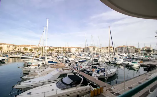 Appartement Avec Balcon Et Vue Sur Le Port.