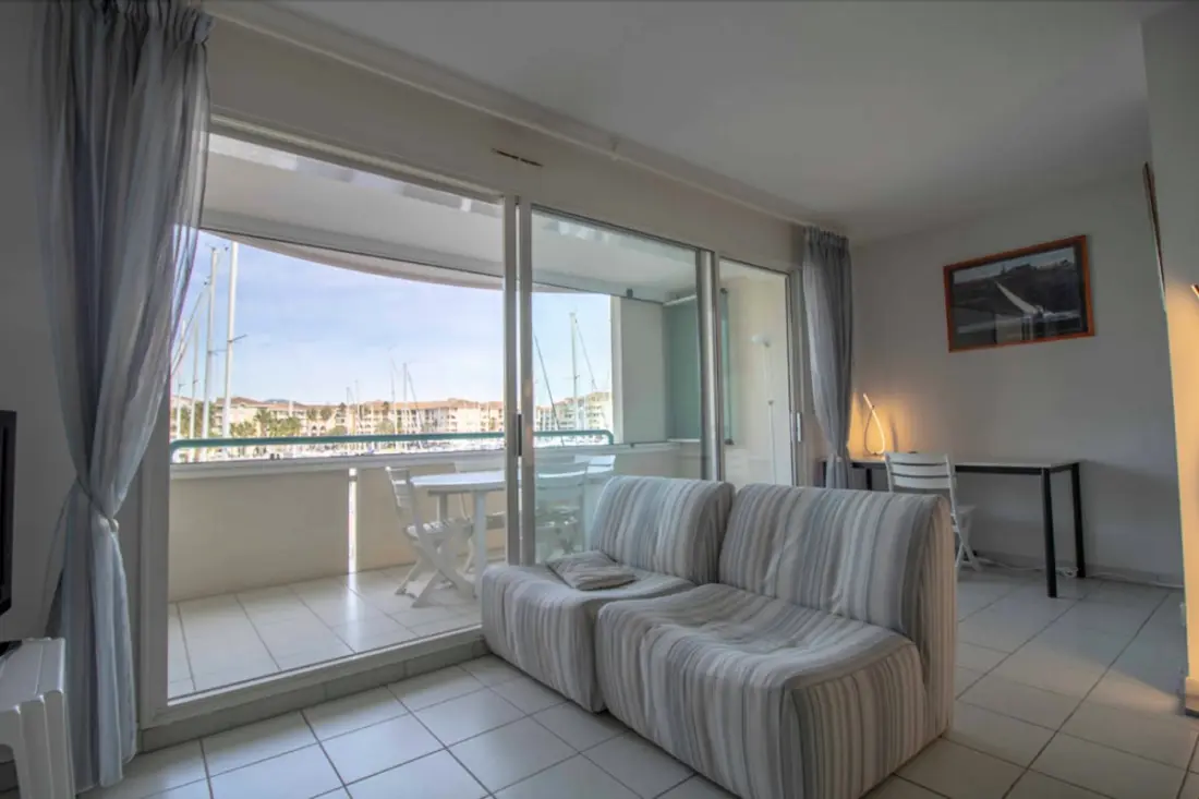 Appartement Avec Balcon Et Vue Sur Le Port.