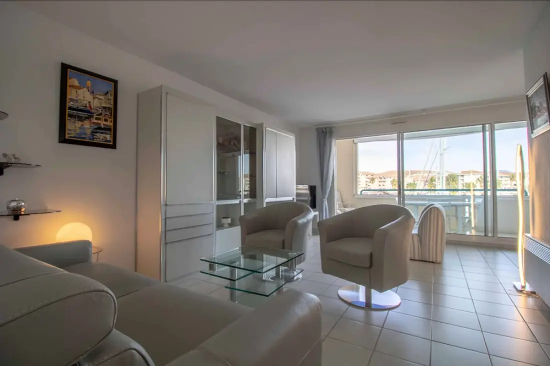 Appartement Avec Balcon Et Vue Sur Le Port.