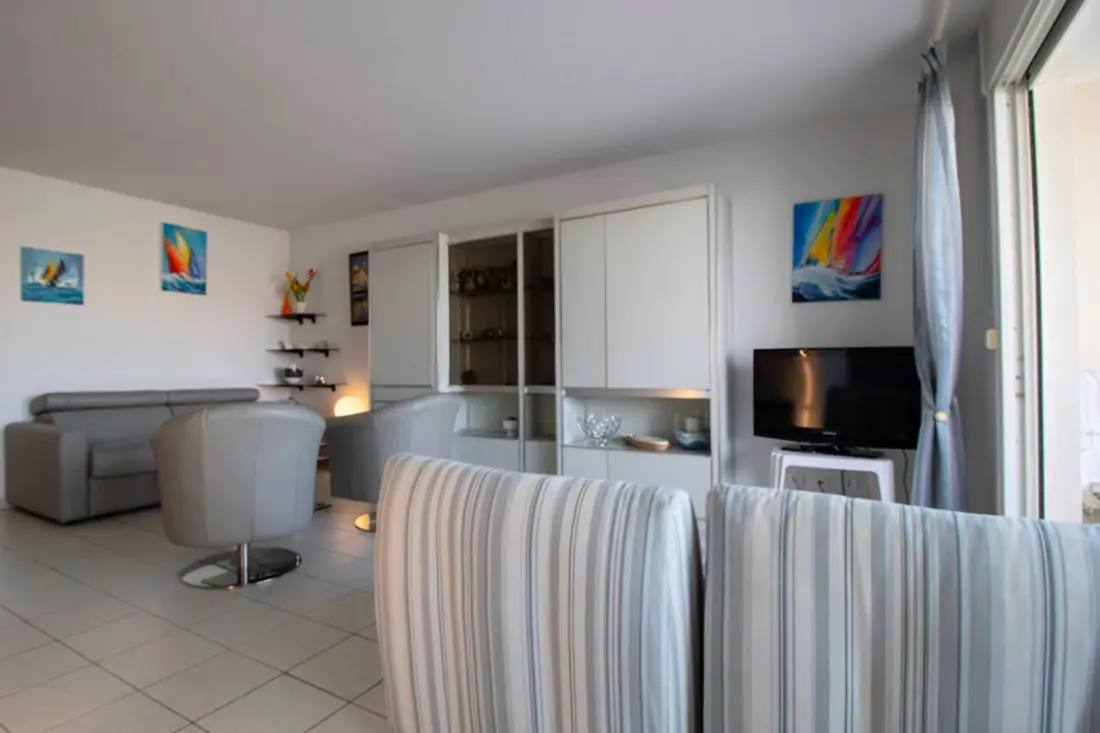 Appartement Avec Balcon Et Vue Sur Le Port.