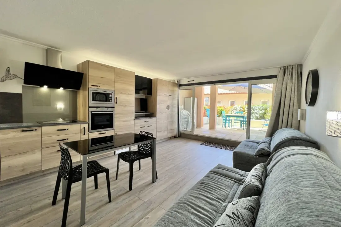 Joli Studio Avec Terrasse Situé à Port Fréjus.