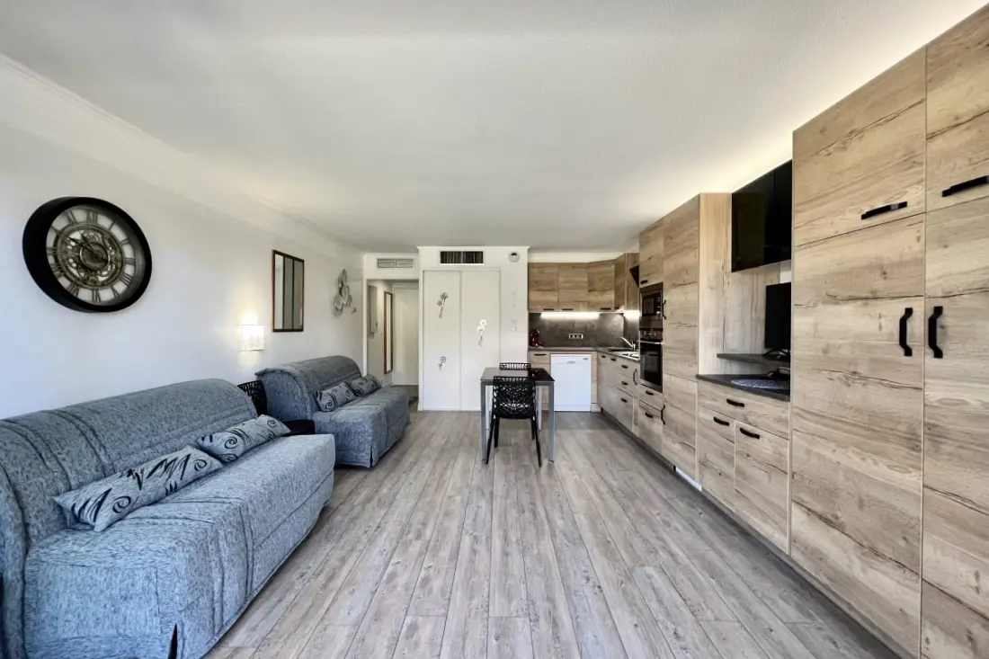 Joli Studio Avec Terrasse Situé à Port Fréjus.