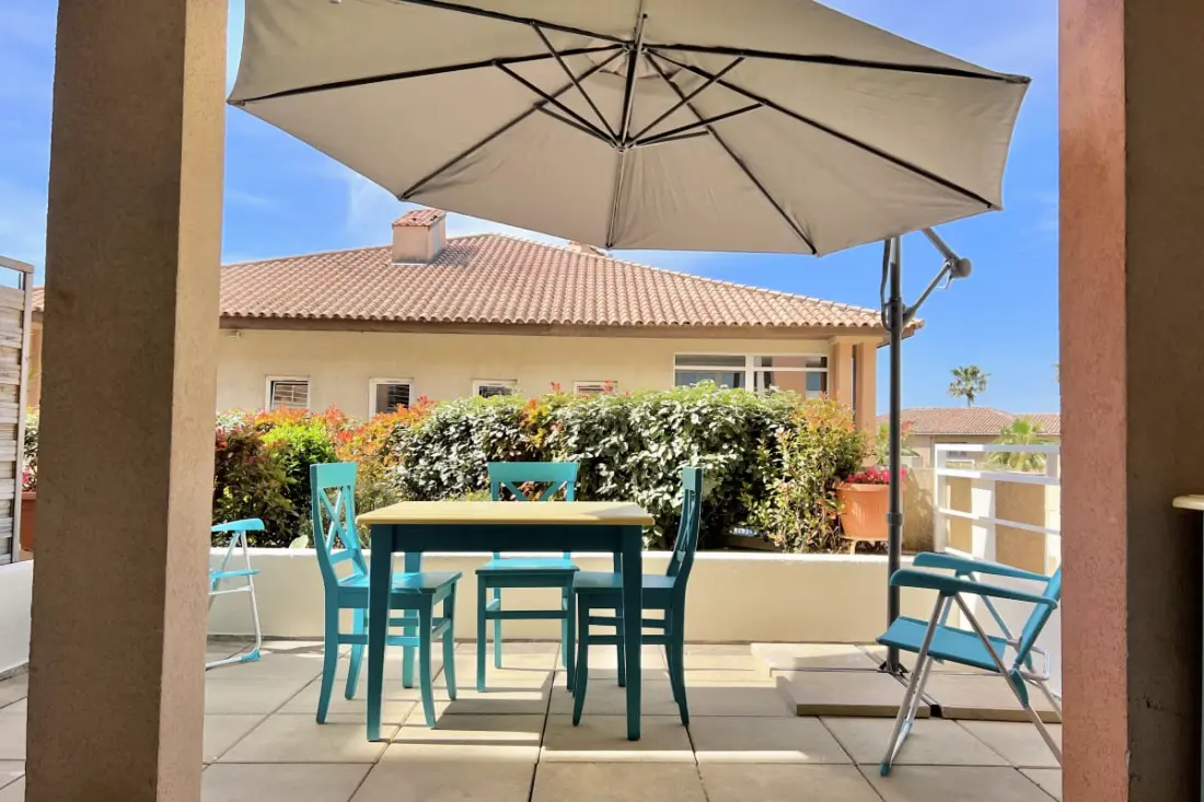 Joli Studio Avec Terrasse Situé à Port Fréjus.
