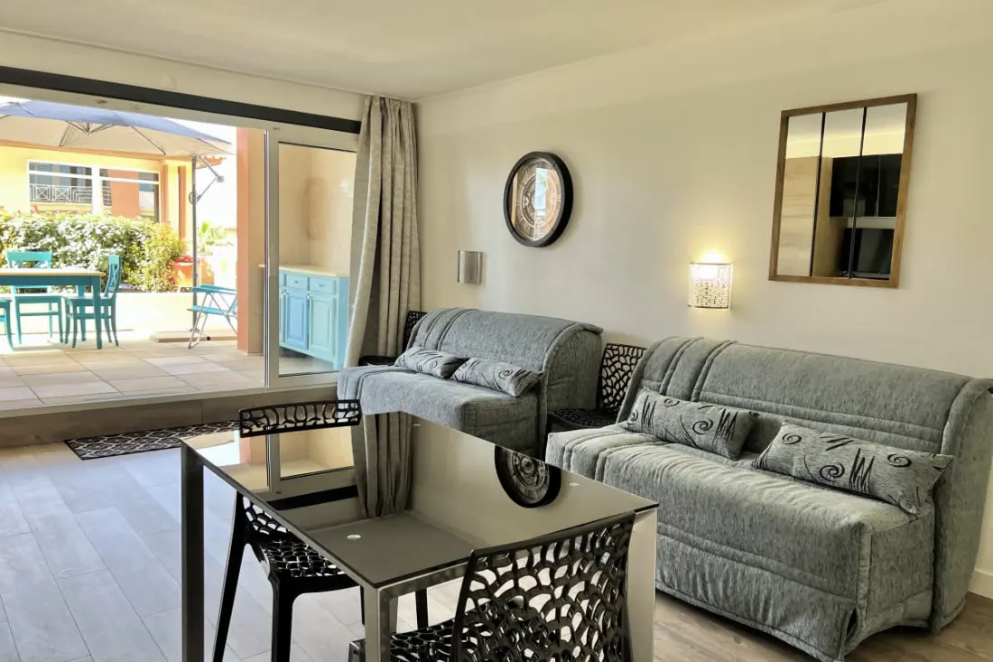 Joli Studio Avec Terrasse Situé à Port Fréjus.