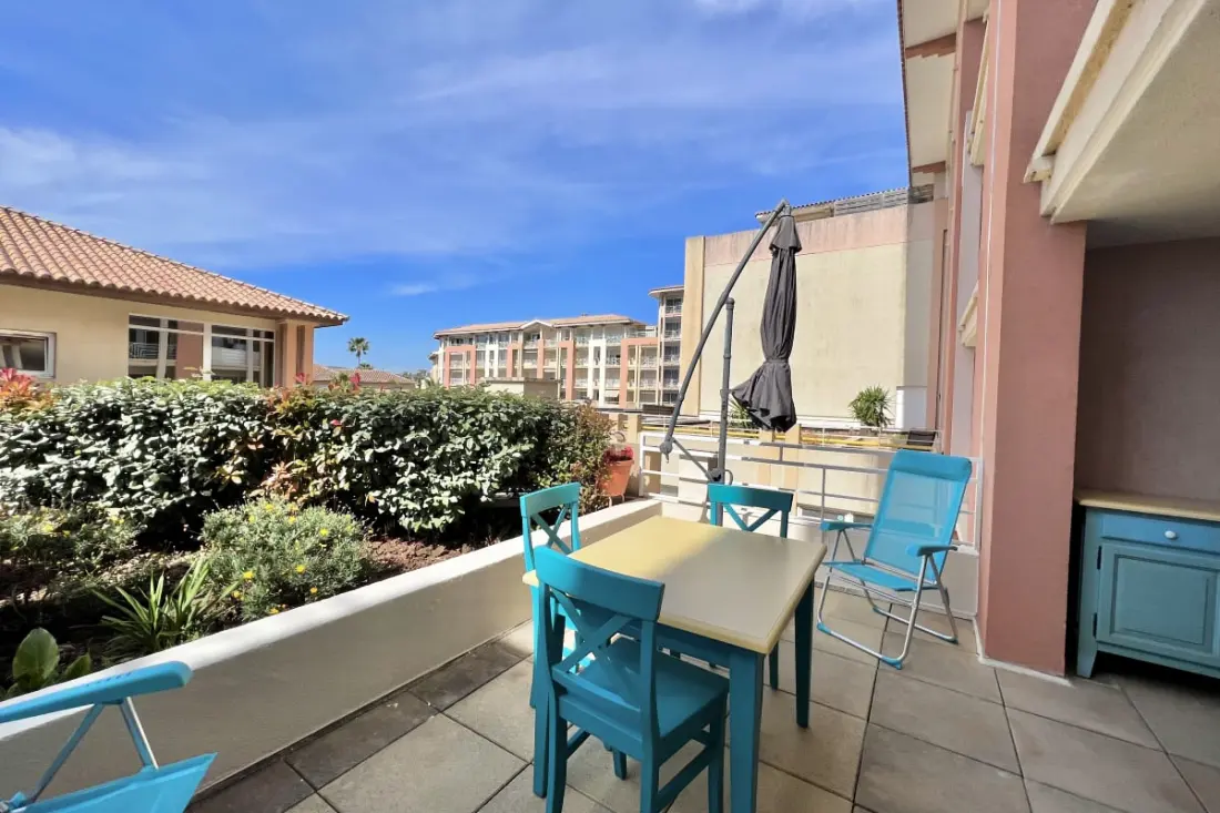 Joli Studio Avec Terrasse Situé à Port Fréjus.