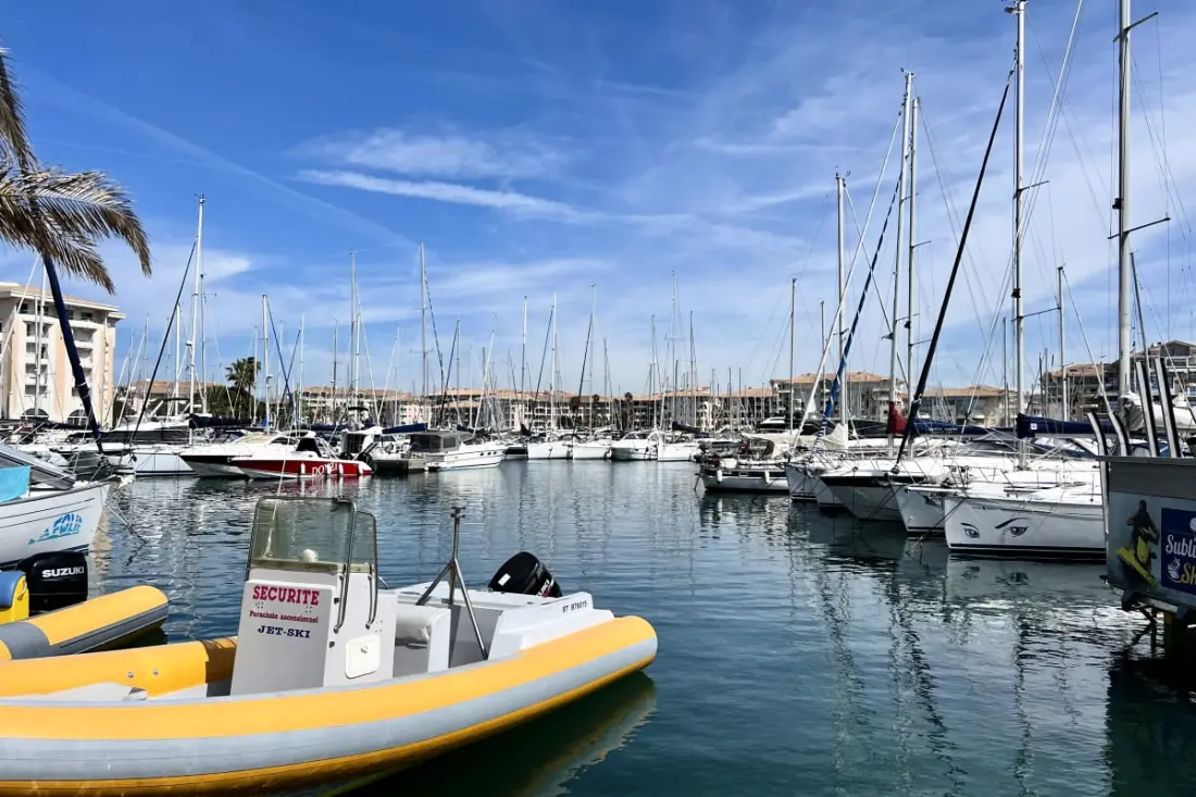Joli Studio Avec Terrasse Situé à Port Fréjus.