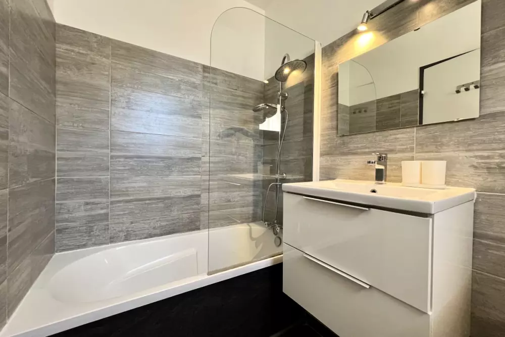 Lumineux 26 M² Avec Piscine  Et Tennis à Fréjus