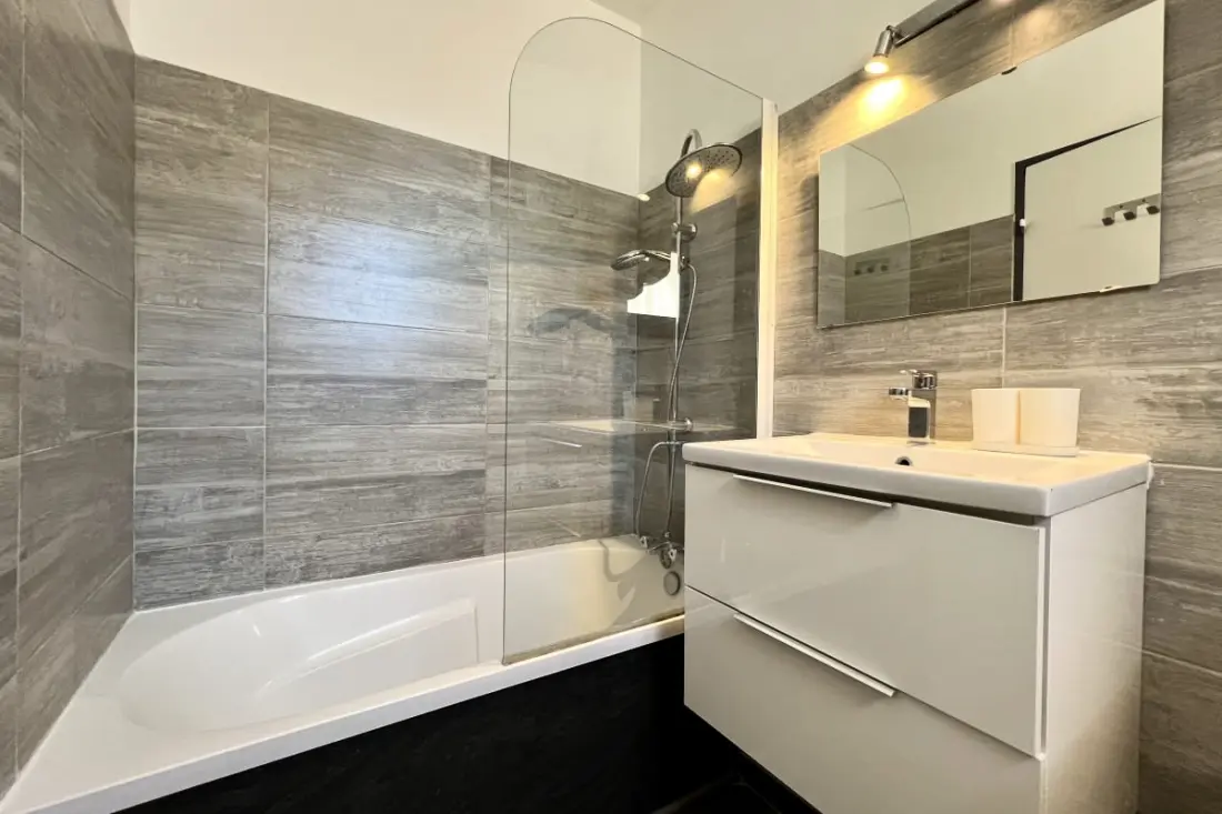 Lumineux 26 M² Avec Piscine  Et Tennis à Fréjus