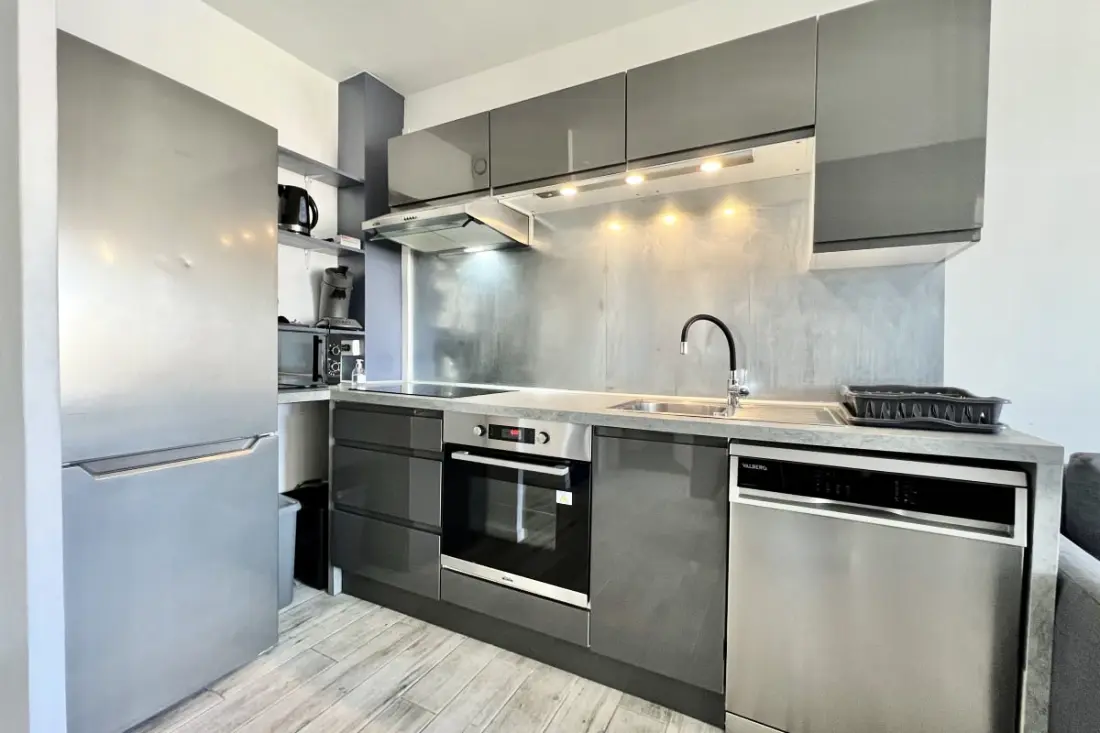 Lumineux 26 M² Avec Piscine  Et Tennis à Fréjus