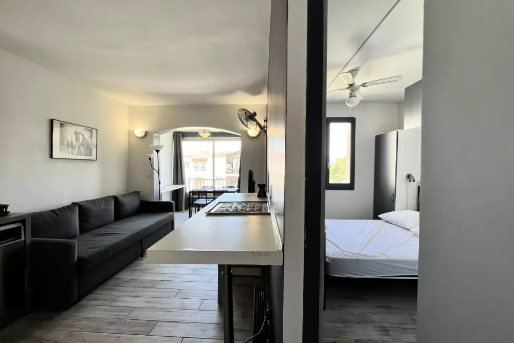 Lumineux 26 M² Avec Piscine  Et Tennis à Fréjus