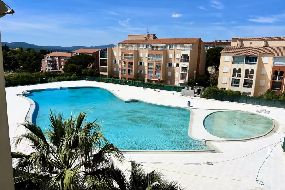Lumineux 26 M² Avec Piscine  Et Tennis à Fréjus