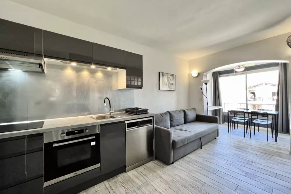 Lumineux 26 M² Avec Piscine  Et Tennis à Fréjus