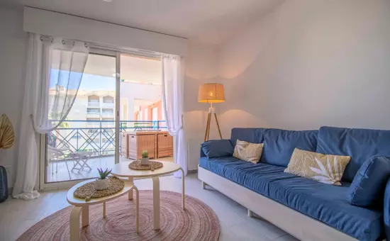 Lumineux Apt De 32 m² Renové Proche De La Ville