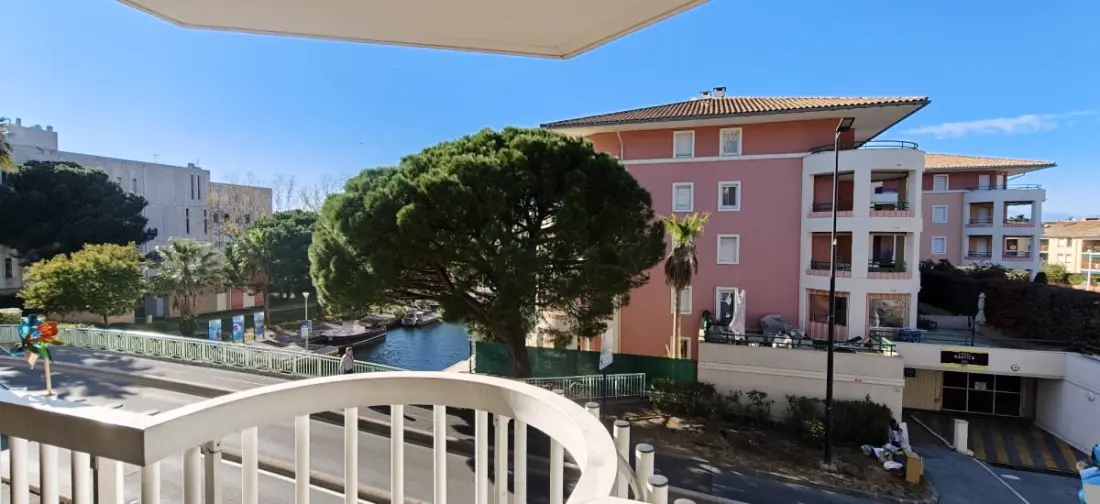 Joli 2p Avec Balcon Sur Le Port De Fréjus