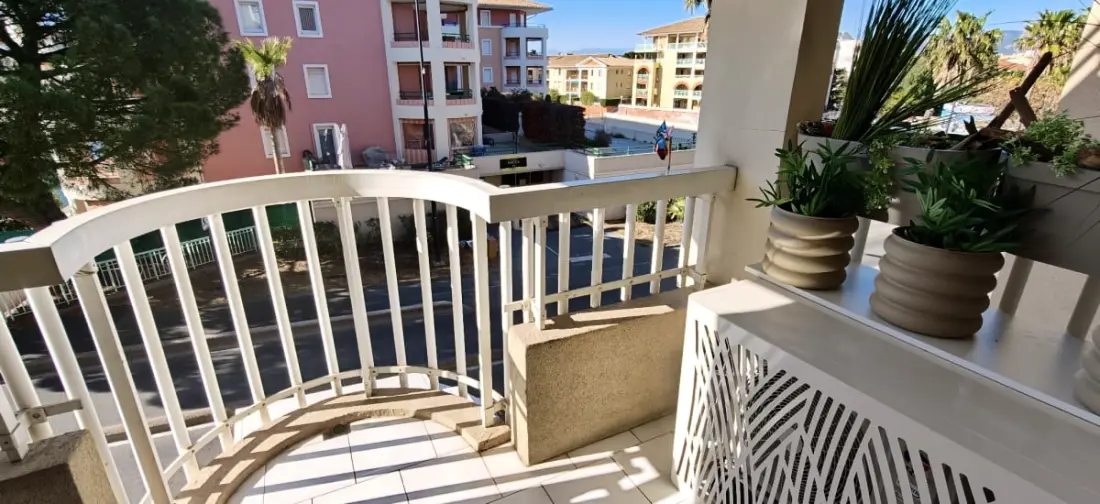 Joli 2p Avec Balcon Sur Le Port De Fréjus