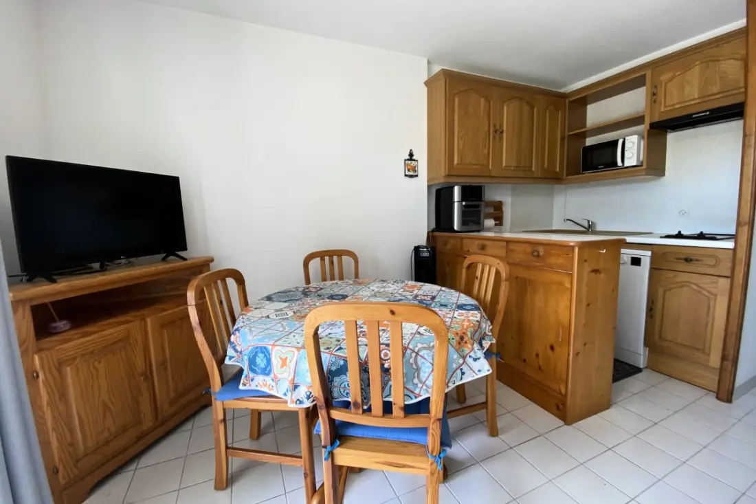 Escapade Ensoleillée Entre Mer Et Piscine