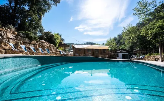 Can Bora Lodges***