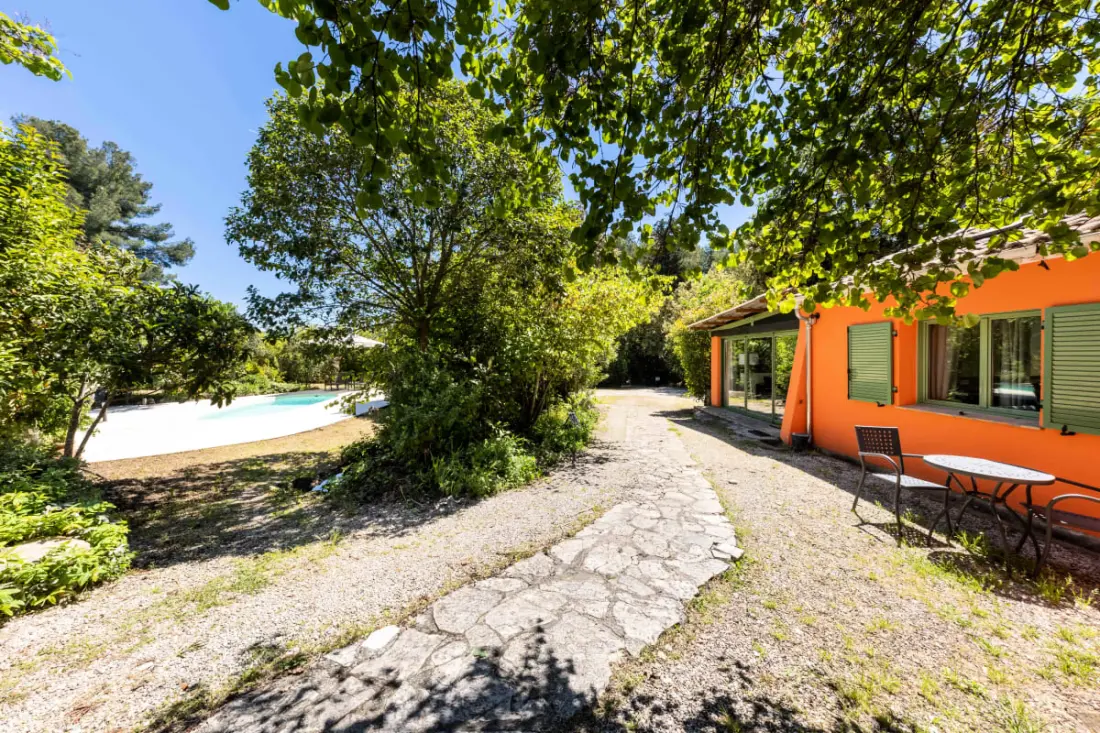 06bv : Cottage Au Calme Avec Piscine