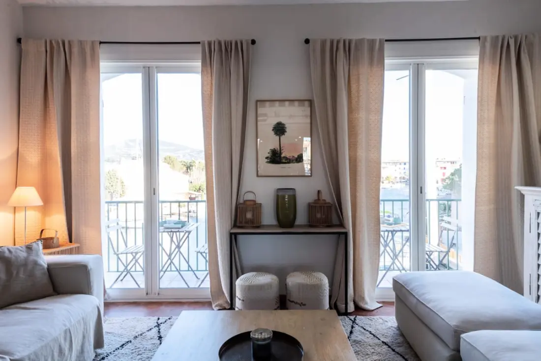 Lumineux Nid Avec Balcon Et Vue Sur Le Port