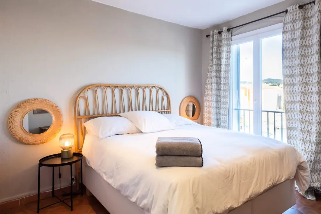 Lumineux Nid Avec Balcon Et Vue Sur Le Port