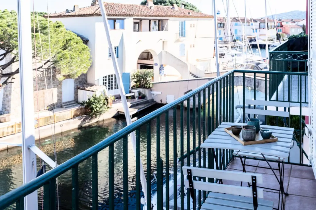 Lumineux Nid Avec Balcon Et Vue Sur Le Port