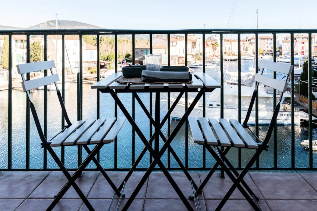 Lumineux Nid Avec Balcon Et Vue Sur Le Port