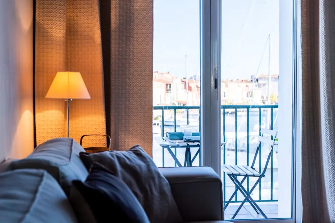 Lumineux Nid Avec Balcon Et Vue Sur Le Port