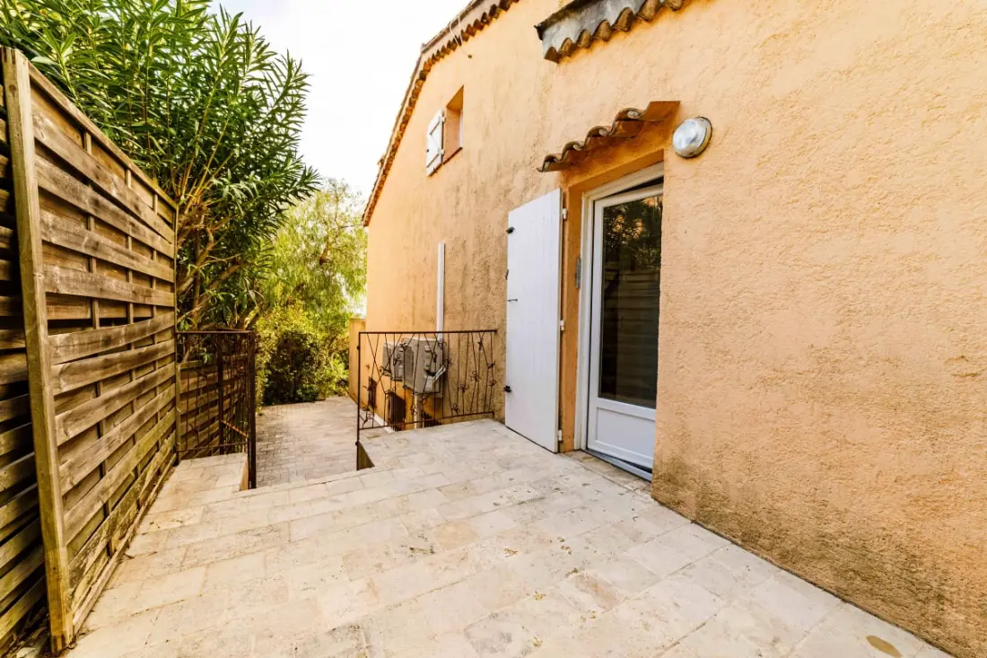Maison Mitoyenne Spacieuse Avec Jardin Et Terrasse