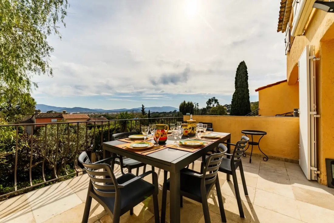 Maison Mitoyenne Spacieuse Avec Jardin Et Terrasse