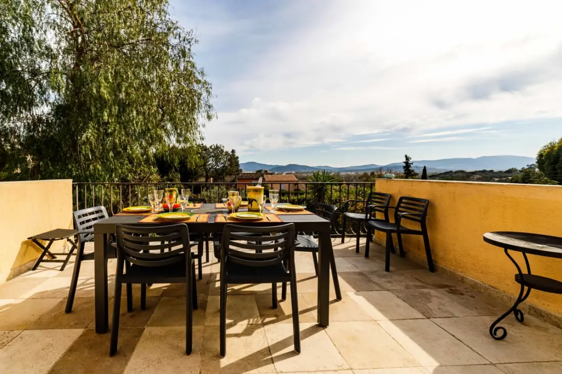 Maison Mitoyenne Spacieuse Avec Jardin Et Terrasse