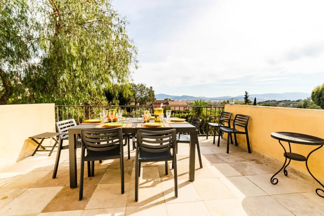 Maison Mitoyenne Spacieuse Avec Jardin Et Terrasse
