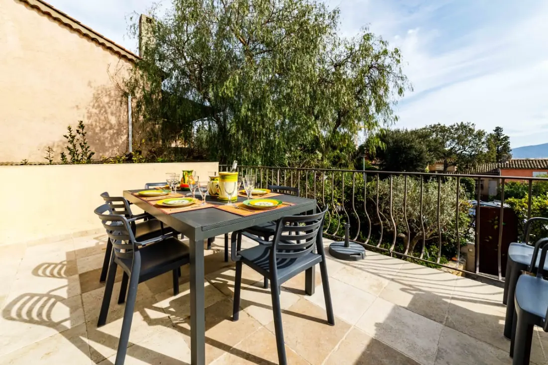 Maison Mitoyenne Spacieuse Avec Jardin Et Terrasse