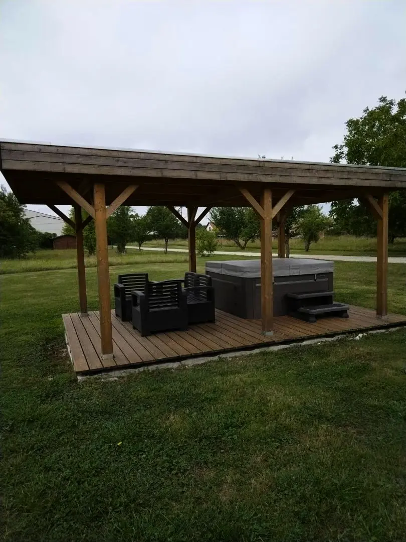 Gîte de France Le domaine des sens - chalet avec spa privatif, pleine nature, expérience détente 3 épis