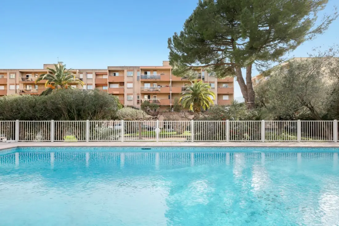 Appartement à Hyères Avec Piscine Et Balcon