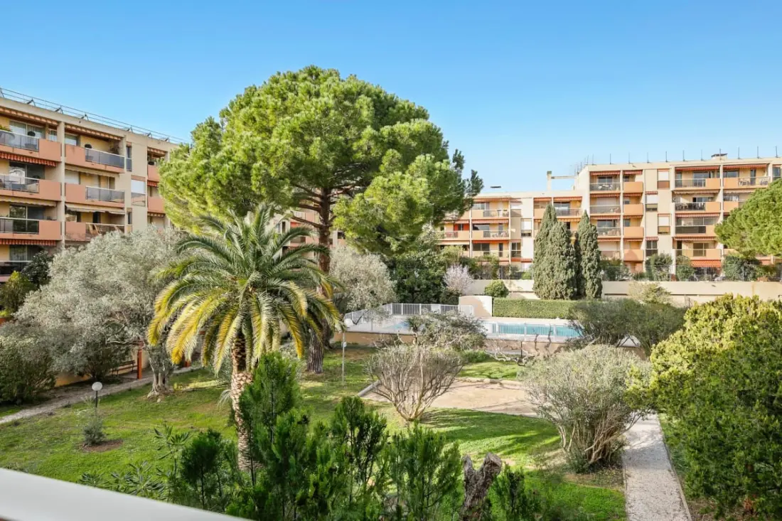 Appartement à Hyères Avec Piscine Et Balcon