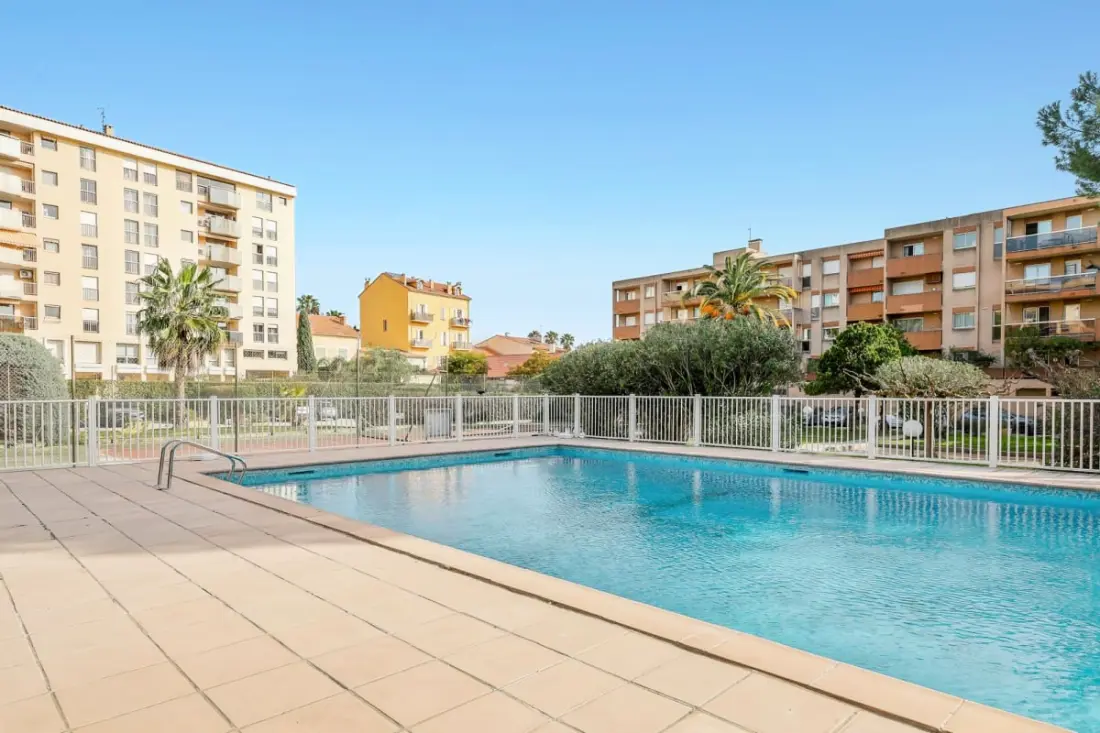 Appartement à Hyères Avec Piscine Et Balcon