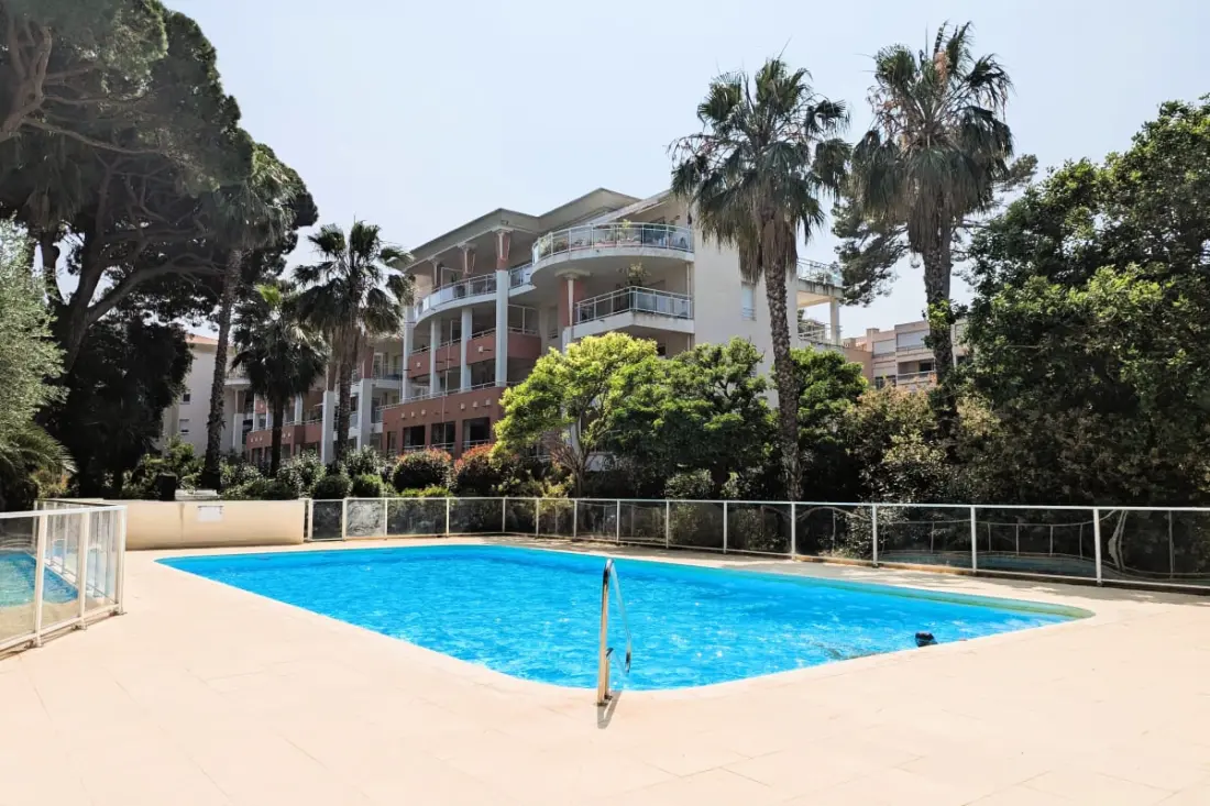 Appartement De 70m² Avec Piscine à 2 Pas Du Port