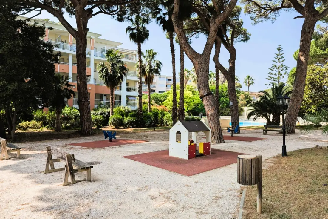 Appartement De 70m² Avec Piscine à 2 Pas Du Port