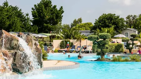 Les Enfants De La Piscine Camping Pleinair Vacances Piscine Famille Charentemaritime Oleron Sabia Piscine Camping Piscine Chauffee