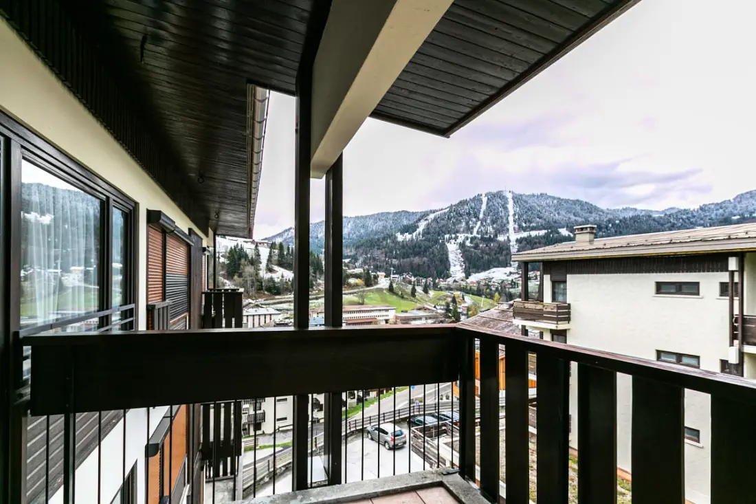 Centre Du Village Avec Balcon, Vue Et Parking
