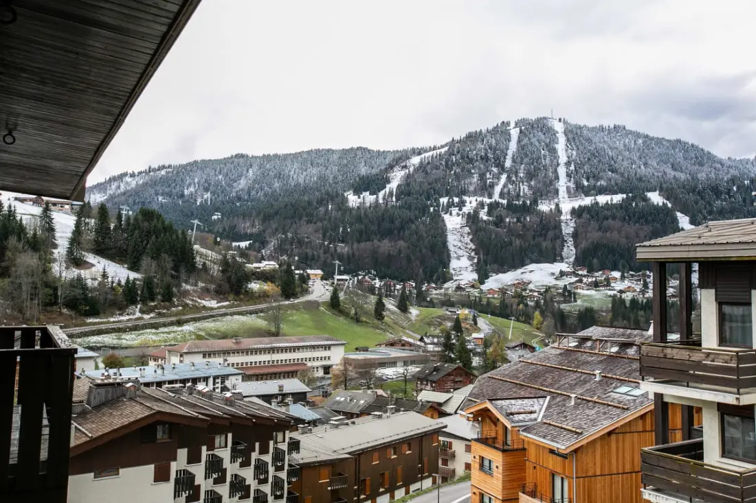 Centre Du Village Avec Balcon, Vue Et Parking