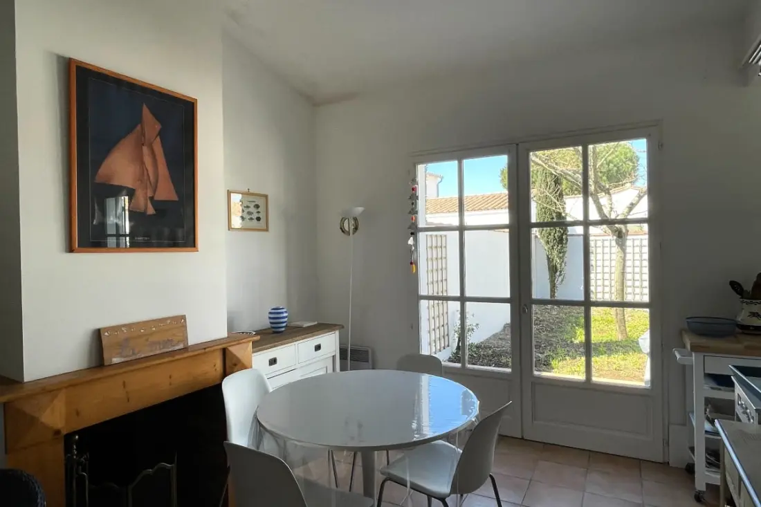 Jolie Maison Bord De Mer Avec Jardin Et Terrasse.