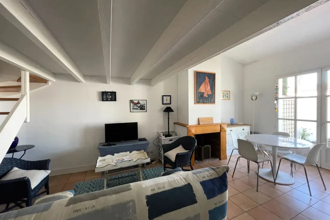 Jolie Maison Bord De Mer Avec Jardin Et Terrasse.